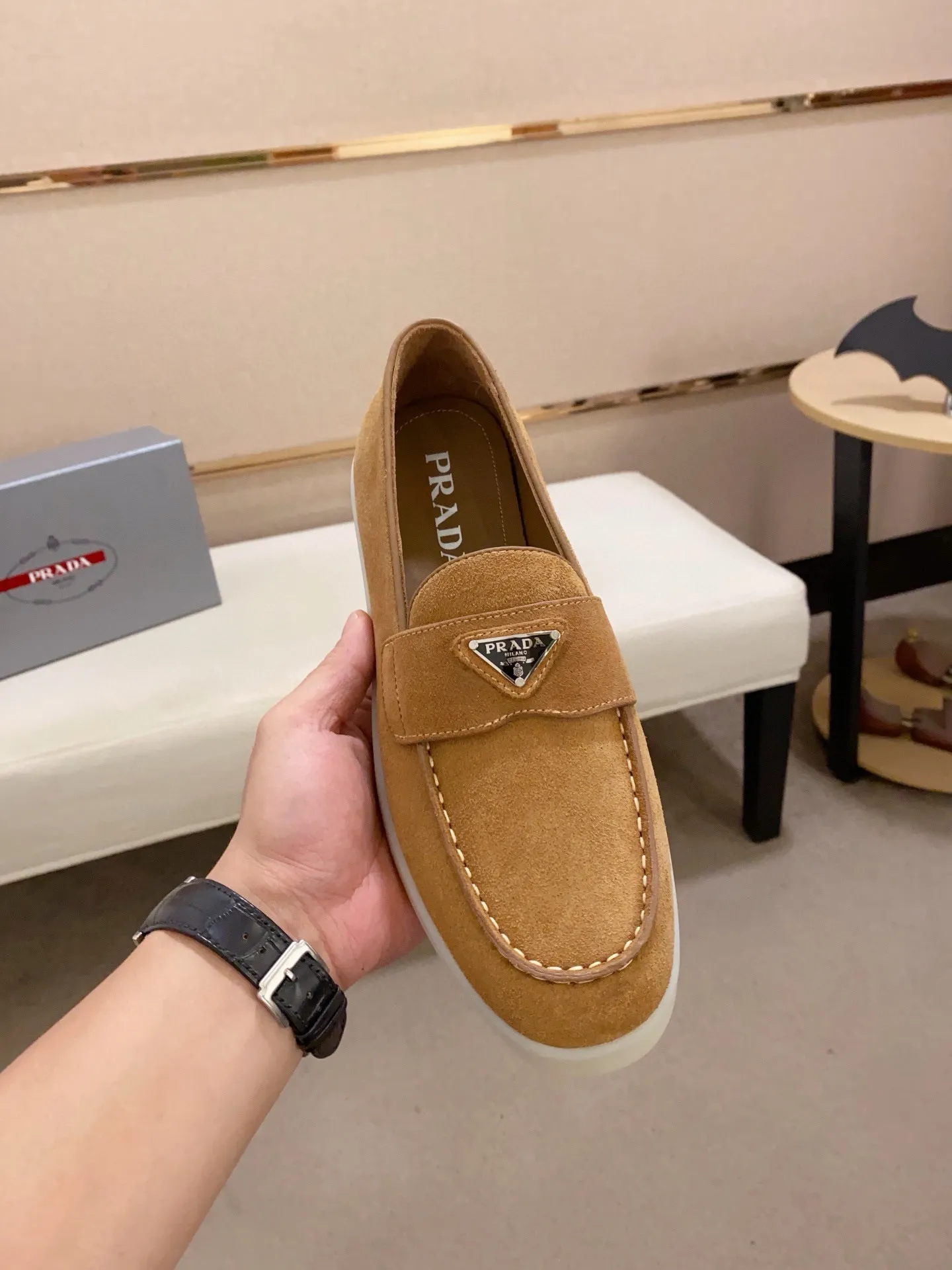 Men's shoes 💰 580💰 ✔️✔️✔️High-quality new PRADA counters are launched at the same time. The new men's shoes and 😘fabrics are selected from high-silk bald cowhide and are made by pure handicrafts. Lining: Full cowhide lining. 👍🏿 High-end ☄️ air-cushion molded anti-slip rubber outsole, exquisite lines, simple and elegant, comfortable and high-end for leisure travel. Code number: 38 to 44 (45 can be customized)